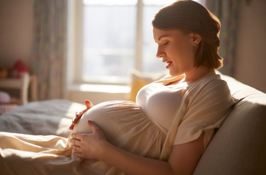  دراسة تكشف أن الغناء أثناء الحمل يعزز نمو دماغ الطفل ويحسّن مزاجه