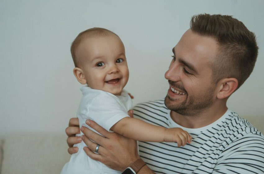  الرضع يبتسمون أكثر مع الأشخاص الذين يشعرونهم بالأمان